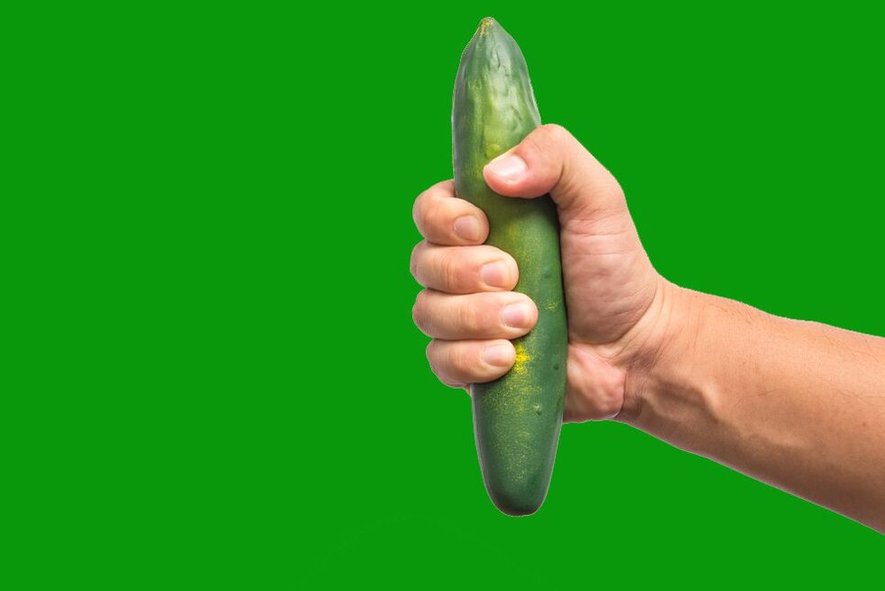 Eine Gurke in der Hand symbolisiert die Verdickung des Penis