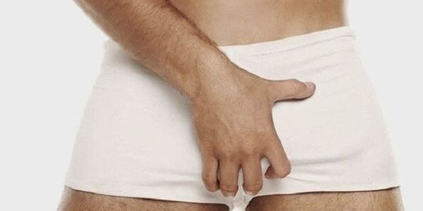 Das Ergebnis der Verwendung der Pumpe wird einem Mann mit einem vergrößerten Penis gefallen